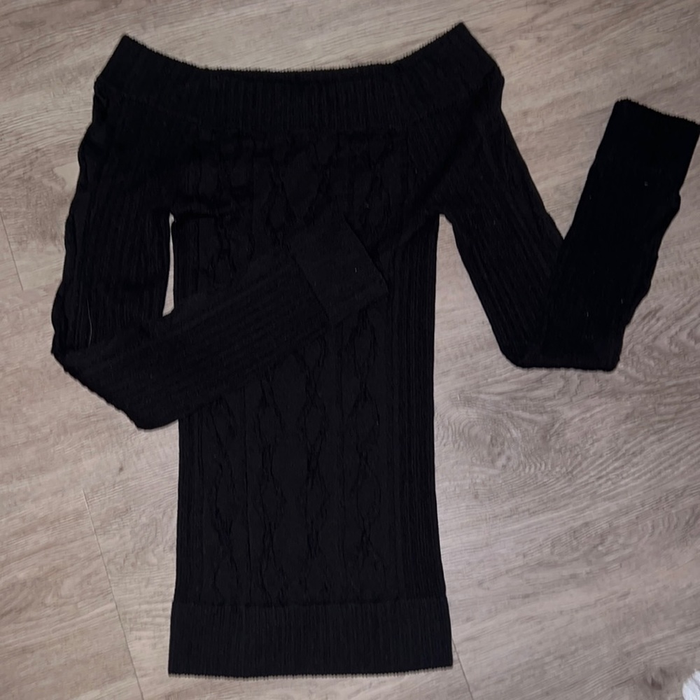 Guess perfect snug fit size small/medium. Off shoulders or boat neck